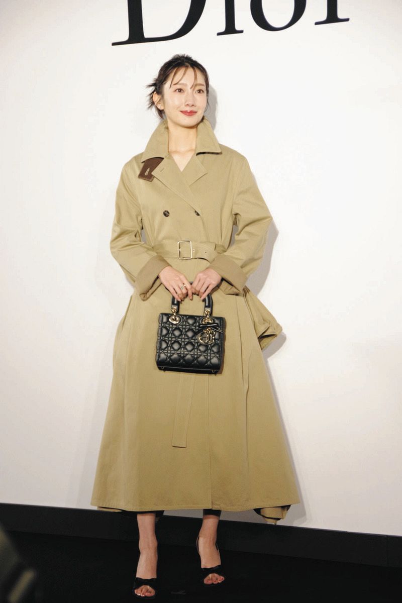 【未使用品】DIOR Fall 23 トレンチコート【キム期】 波瑠はドレスのように着こなした トレンチコートで登場 八木莉可子は