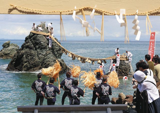 動画】大しめ縄の張替神事 伊勢・二見興玉神社の夫婦岩：中日新聞Web