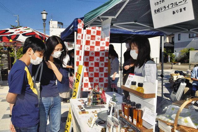 雑貨や駄菓子など自慢の逸品販売 菊川 きくるマルシェ 中日新聞しずおかweb