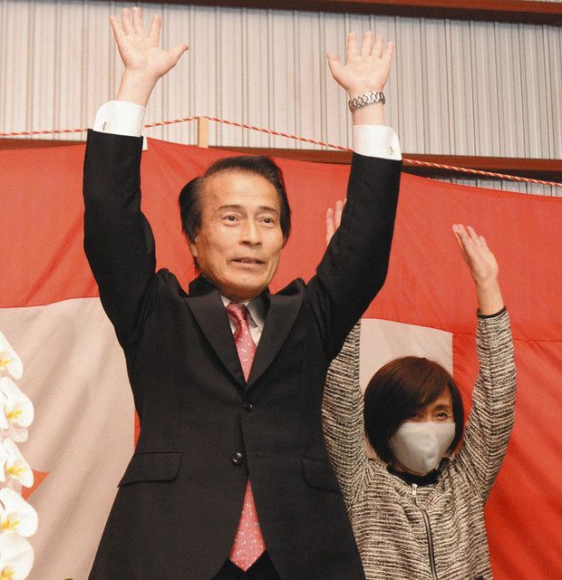 岐阜 岐南町長選は4票差で小島氏が初当選 中日新聞web 岐阜 岐南町長選は4票差で小島氏が初当選 中日新聞web