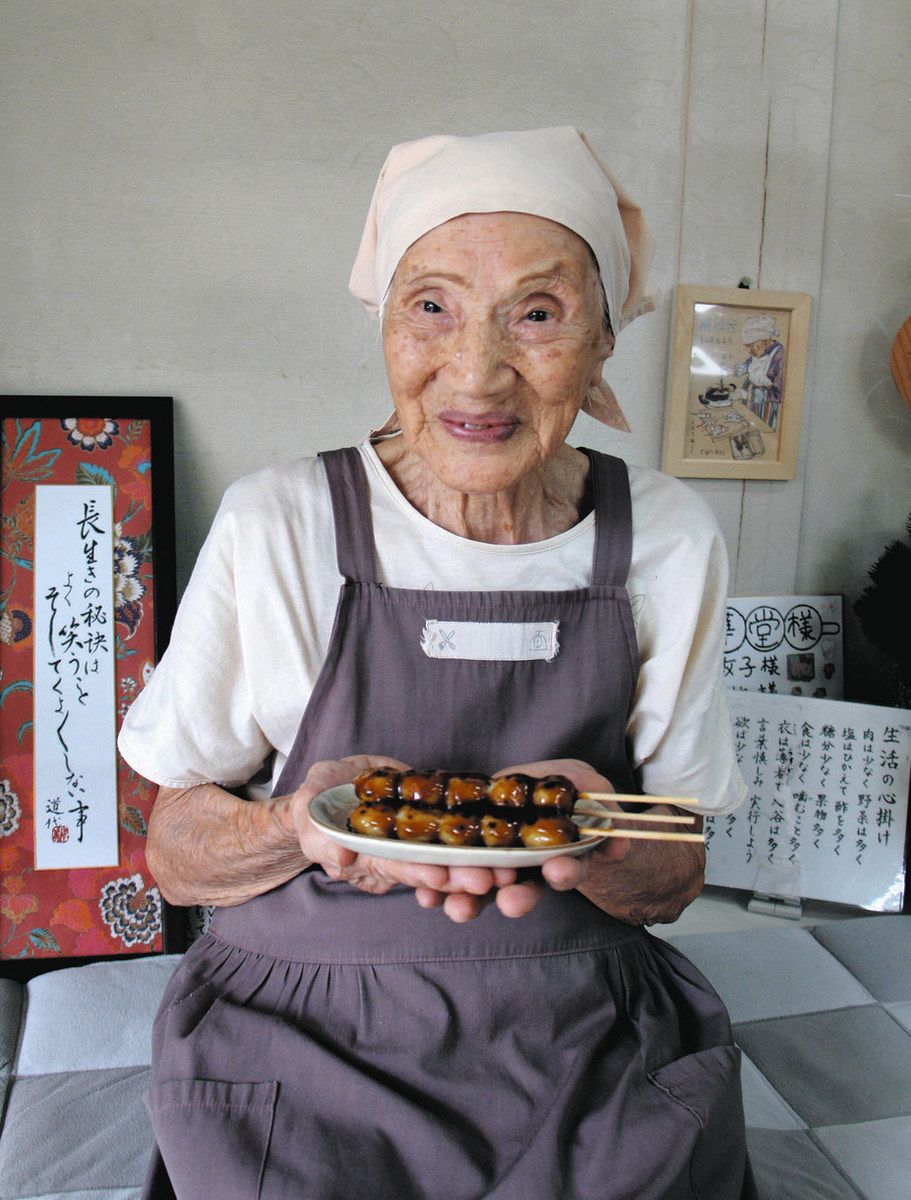 SNSで4000万回再生、バズった和菓子店の「看板娘」は96歳 今日も趣味の