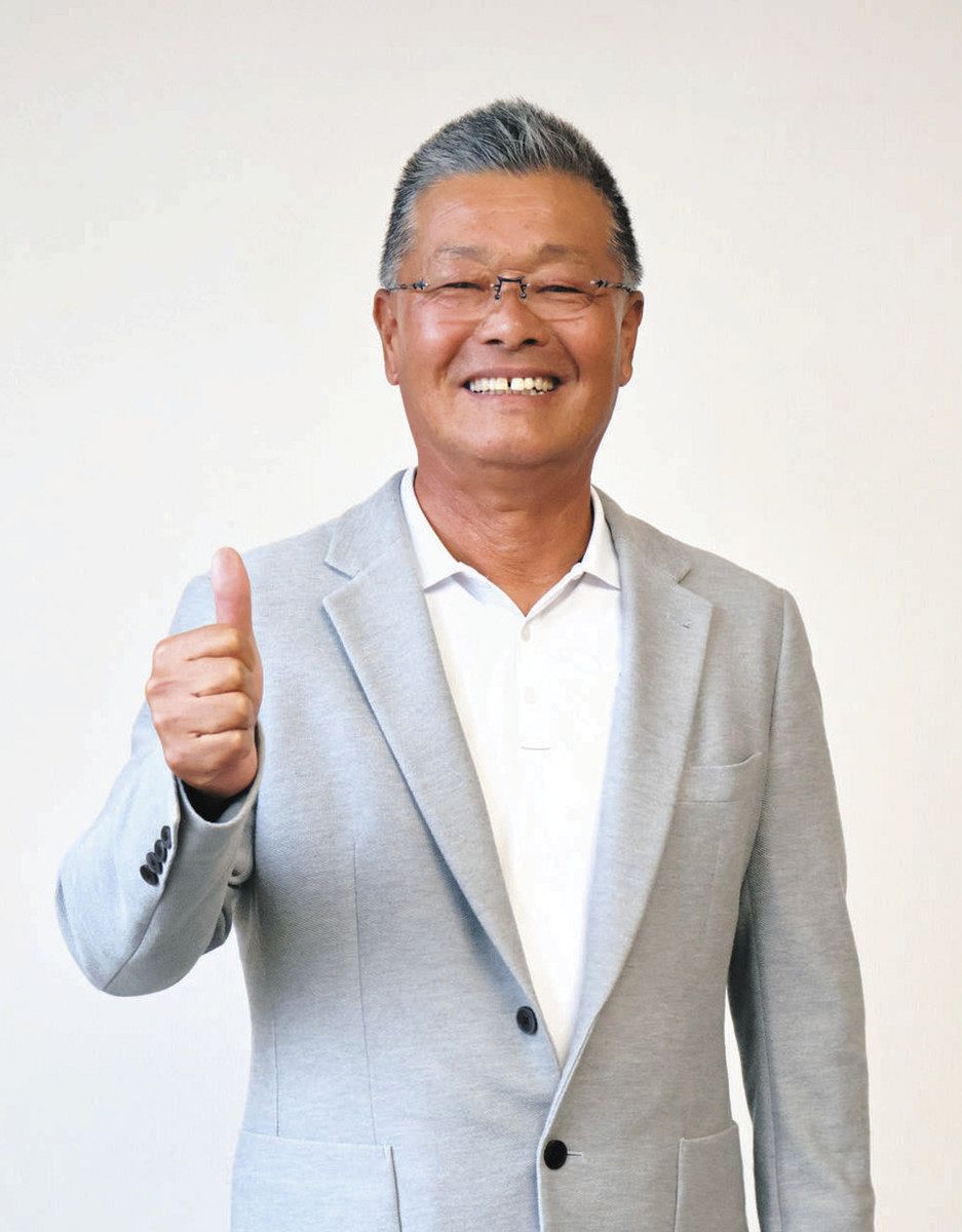 「日本プロゴルフゴールドシニア選手権大会」での初優勝を喜ぶ伊藤選手＝恵那市役所で