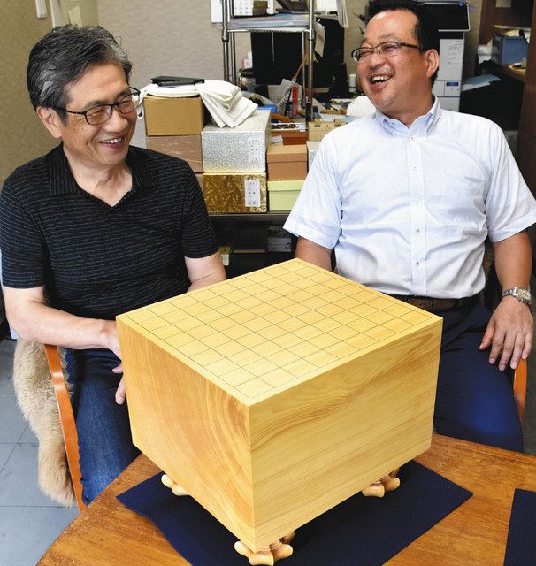 王位戦の将棋盤、出番を待つ 名古屋の三輪碁盤店が製作：中日新聞Web