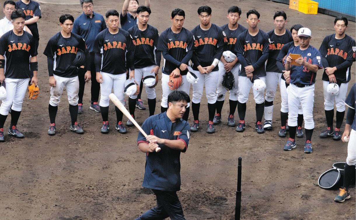 元巨人監督・高橋由伸さん、侍ジャパン大学代表を指導 ティー打撃も