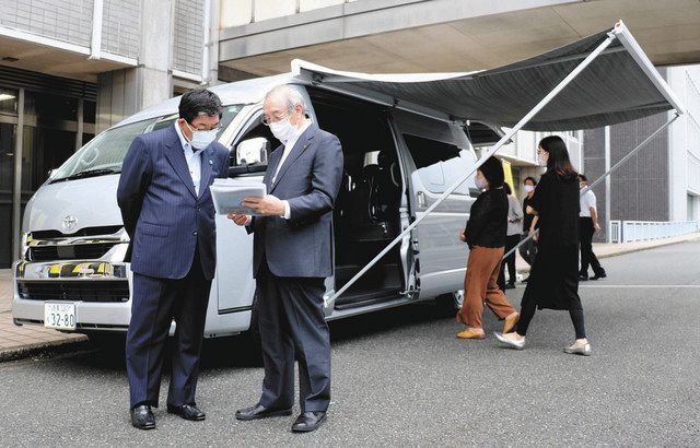 検査車両の設備について古田知事（手前左）に説明する小川社長（同右）＝県庁で 