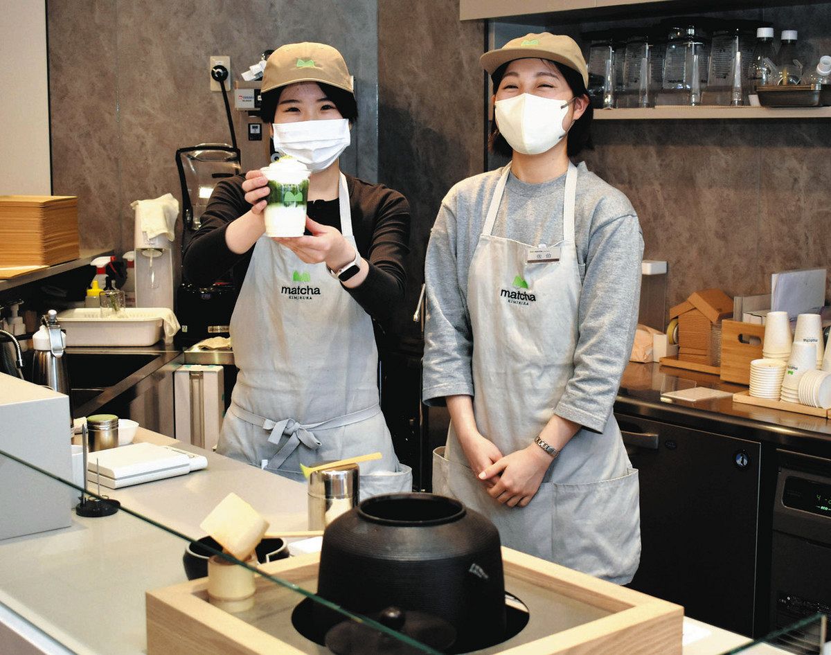 店内では、その場でたてた抹茶のラテやスイーツが楽しめる＝掛川市で 