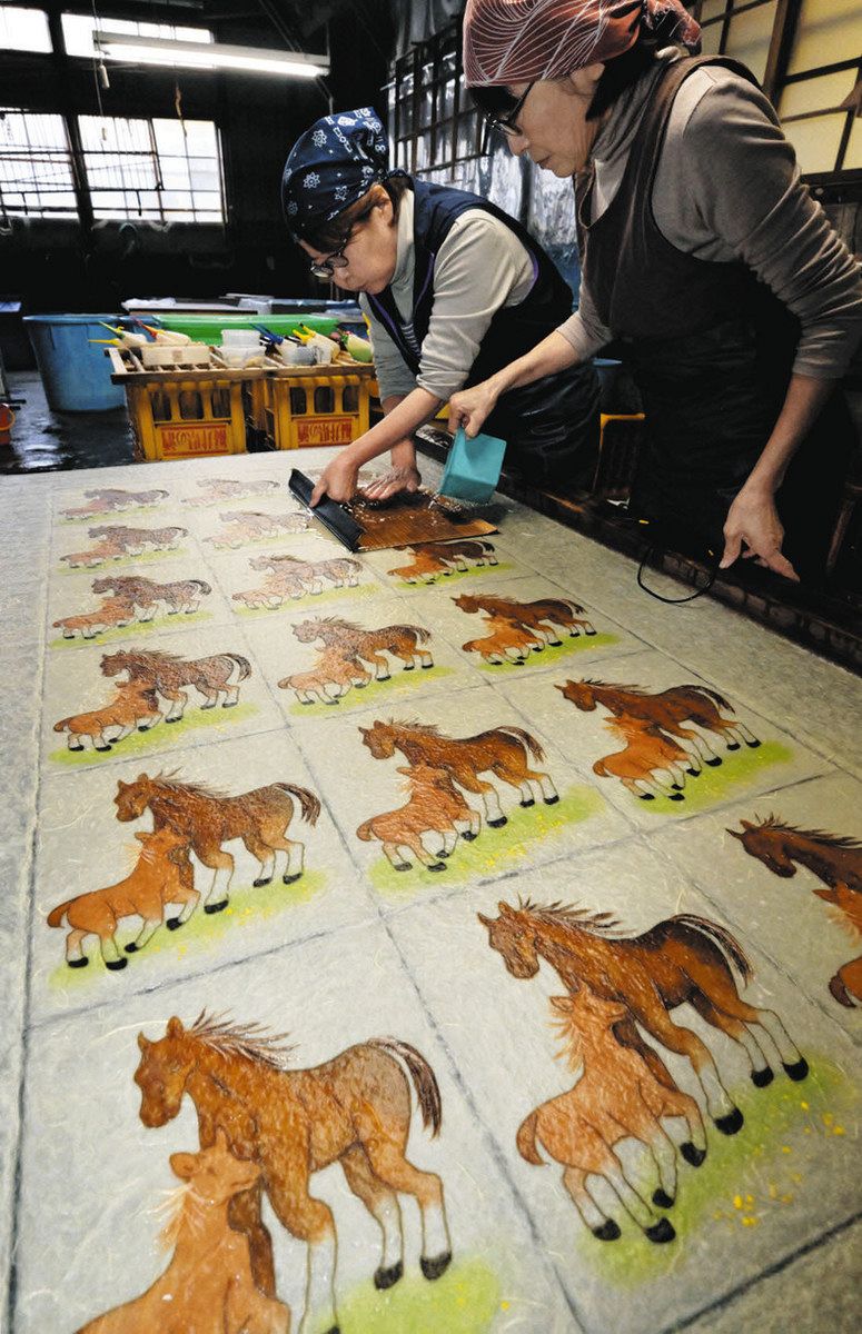 親子馬で「来年平穏に」 越前和紙の色紙作り忙しく：中日新聞Web