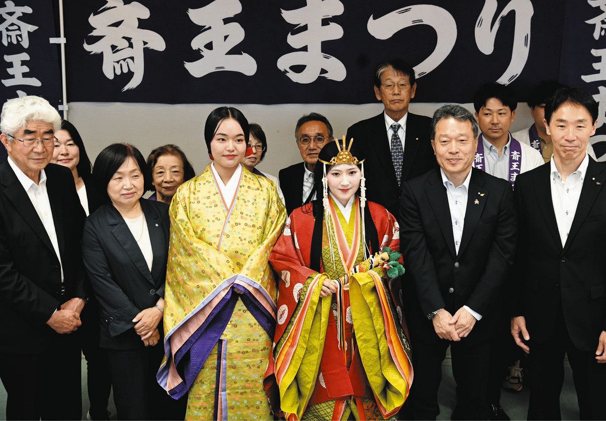 斎王まつりをPRする菅尾さん（中央右）と河原さん（同左）ら＝県庁で