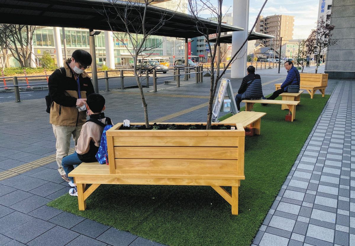 ちた特報＞ 家具や休憩スペース、半田で駅前空間活用の社会実験：中日