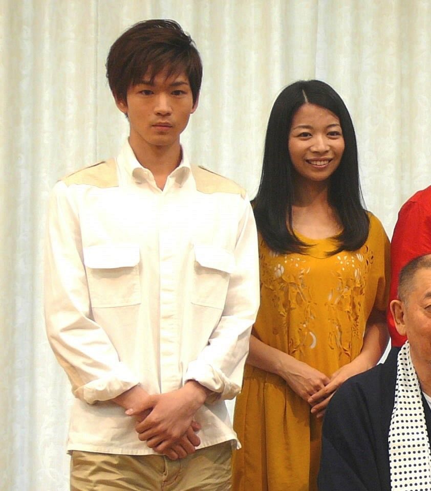 舞台「さくら色オカンの嫁入り」の会見に出席した松下洸平（左）右は三倉佳奈＝2010年8月