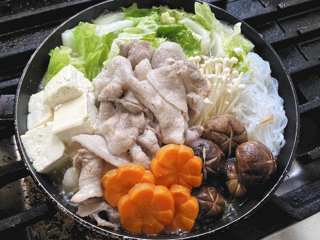 松豚魔法の白すき焼きだれで作ったすき焼き＝松阪市のまつぶたで（まつぶた提供）