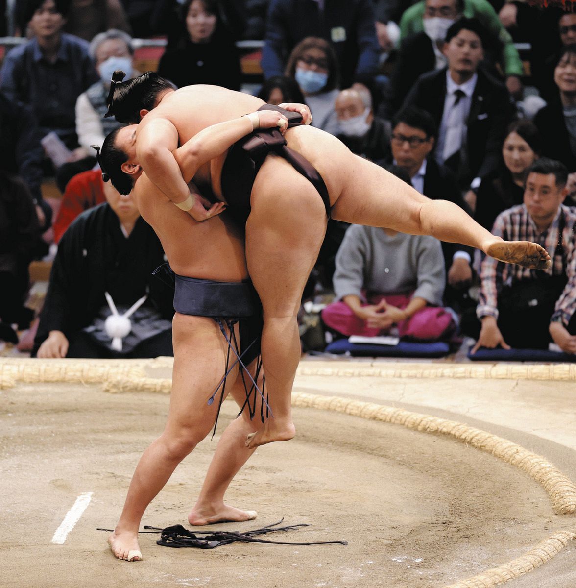 豊昇龍、「しっかり集中」霧島を豪快つり出し 琴桜と相星決戦にも自然体を強調【大相撲九州場所】：中日スポーツ・東京中日スポーツ