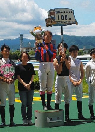 永島まなみ、JRA通算100勝…女性騎手では藤田菜七子に続き2人目「今後も精進したい」デビュー地小倉、9番人気馬でV：中日スポーツ・東京中日スポーツ