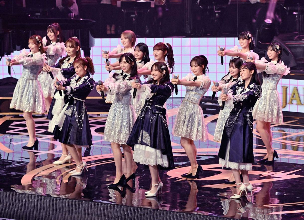 ゆう　　前田敦子セット② 前田敦子、艶やか深紅のドレスで漂う色香＆笑顔にドキっ 「華やかで