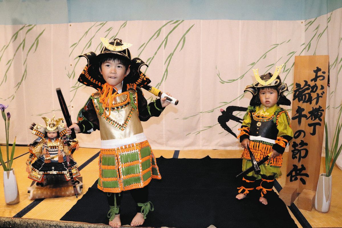 よろい武者姿で記念撮影 おかげ横丁で端午の節句に合わせた催し：中日