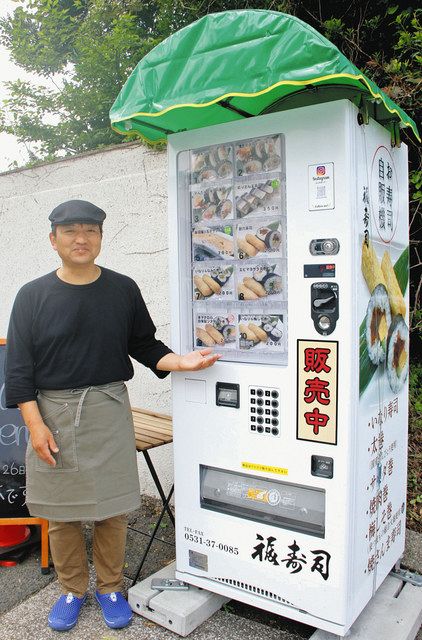 「お寿司自販機」を紹介する太田さん＝田原市石神町で 