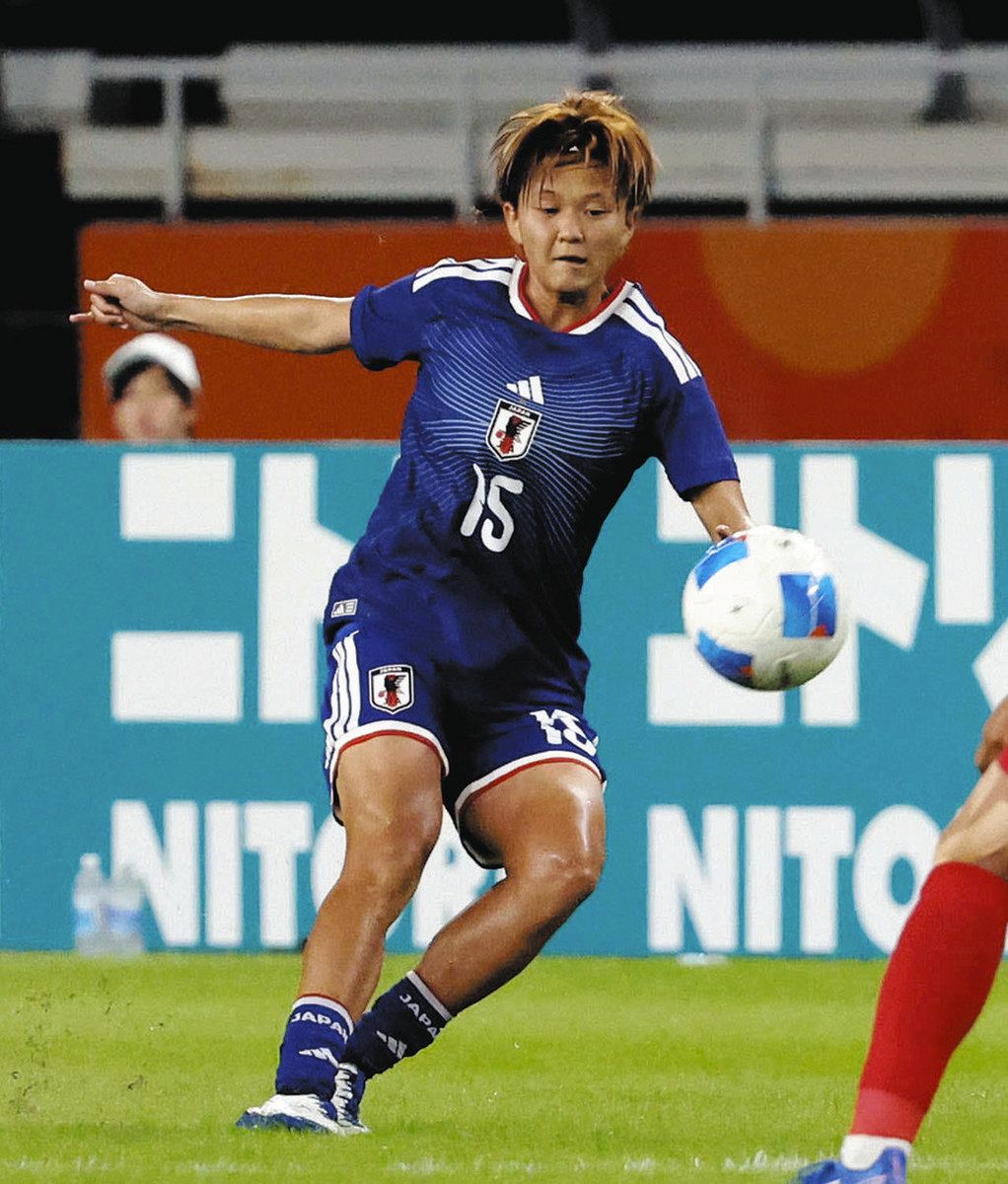 サッカー女子のタイ戦で、パスを出す伊東選手＝静岡県袋井市のエコパスタジアムで