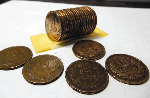 釣り銭の中から見つけたギザ１０。手前の「昭和三十三年」銘は発行枚数が少ない 