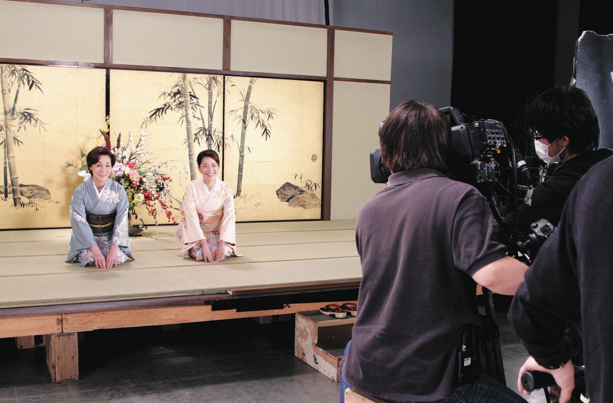 「花嫁のれん３」の収録風景。左は野際陽子、隣が羽田美智子（東海テレビ提供）
