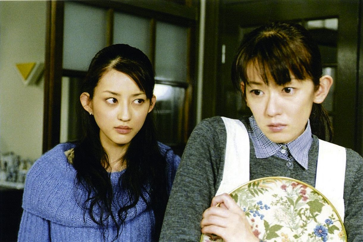 ２００４年の「牡丹と薔薇」　主演の大河内奈々子（右）と小沢真珠（東海テレビ提供）