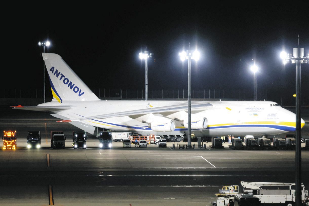米国の空港から着陸したアントノフ航空の貨物機＝愛知県常滑市の中部国際空港で