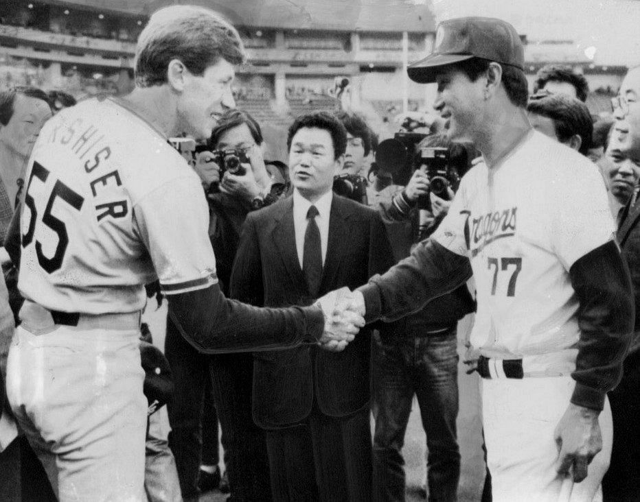 1988年、日米野球で来日したハーシュハイザーさん（左）は中日・星野仙一監督と握手をかわす