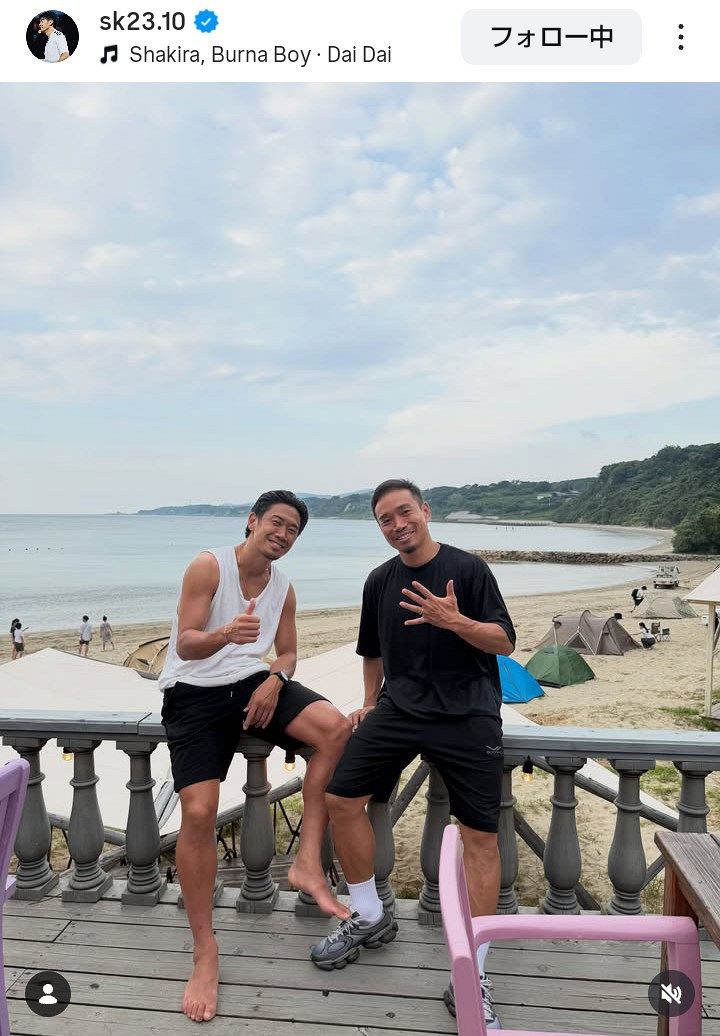 実際の投稿】「2人ともかっこよすぎ」香川真司、長友佑都と海で