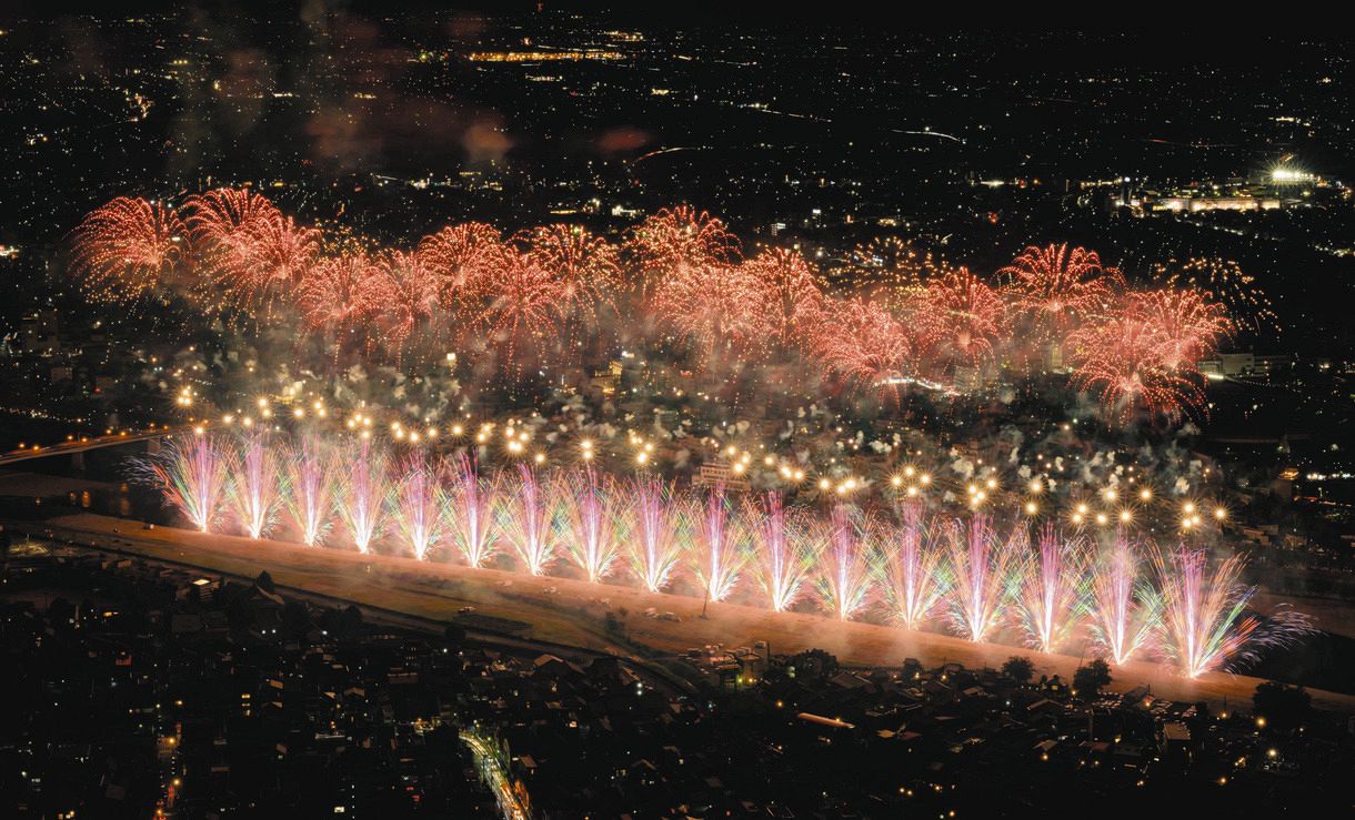 岐阜の夜空を彩ったスターマイン=岐阜市の金華山で