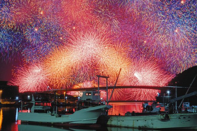 動画】三重・紀北町できほく燈籠祭 大仕掛け「彩雲孔雀」などに歓声