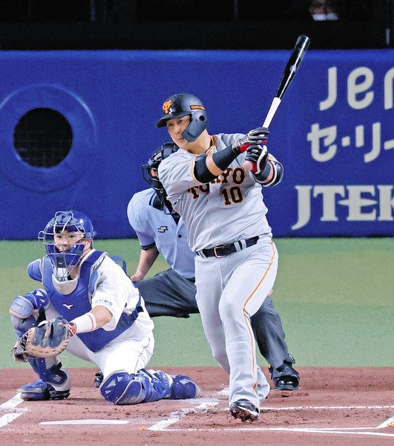 先制の中前打を放つ巨人・中田