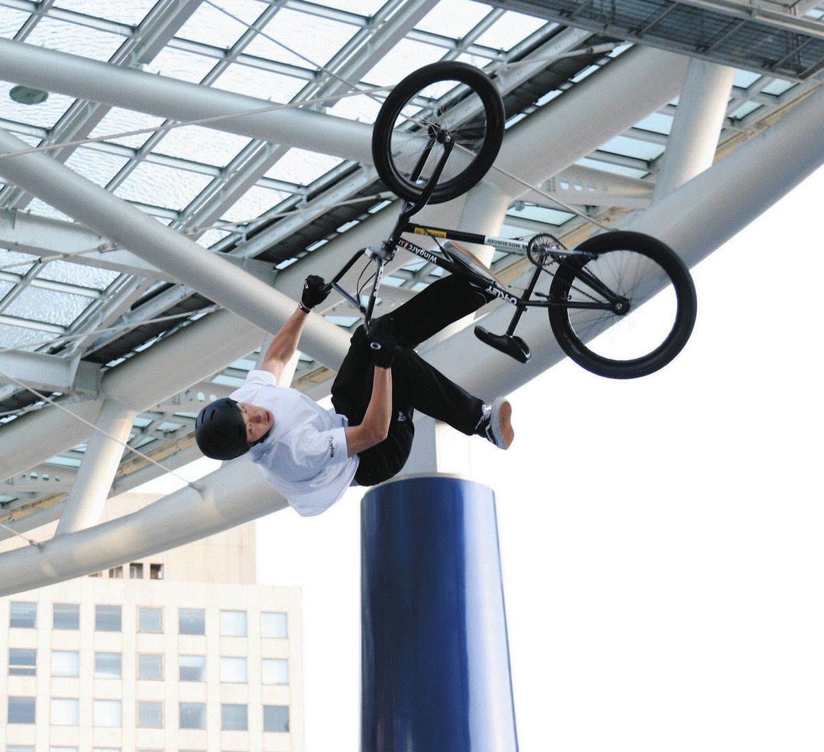 名古屋のオアシス21で妙技を披露 BMXマイナビジャパンカップ第1戦：中