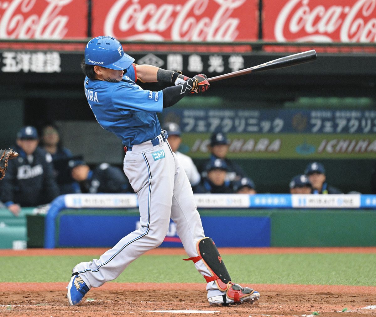 ３表１死一、二塁、野村が左越えに３ランを放つ