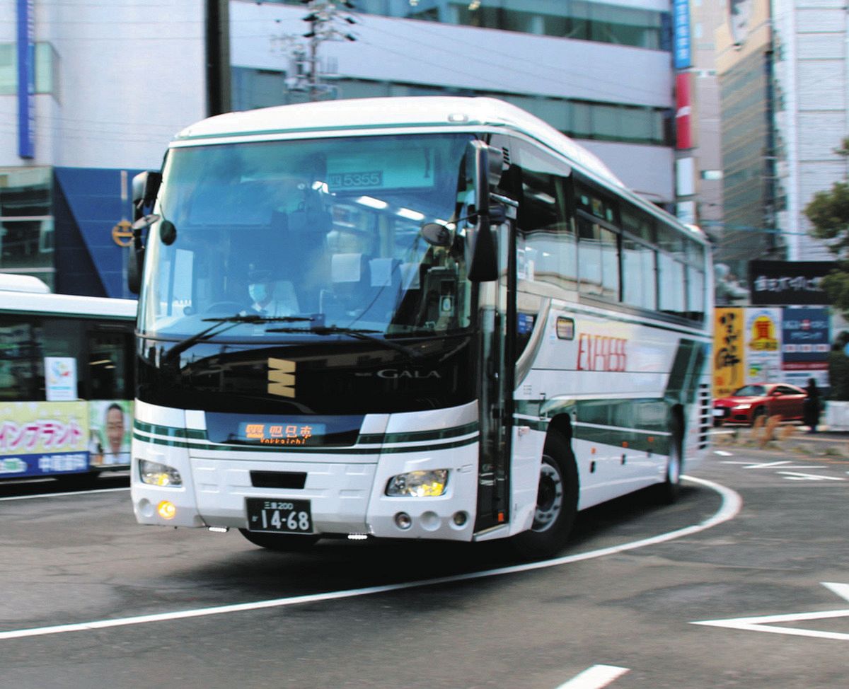 4月から運休する三重交通の高速バス＝四日市市の近鉄四日市駅バス乗り場で