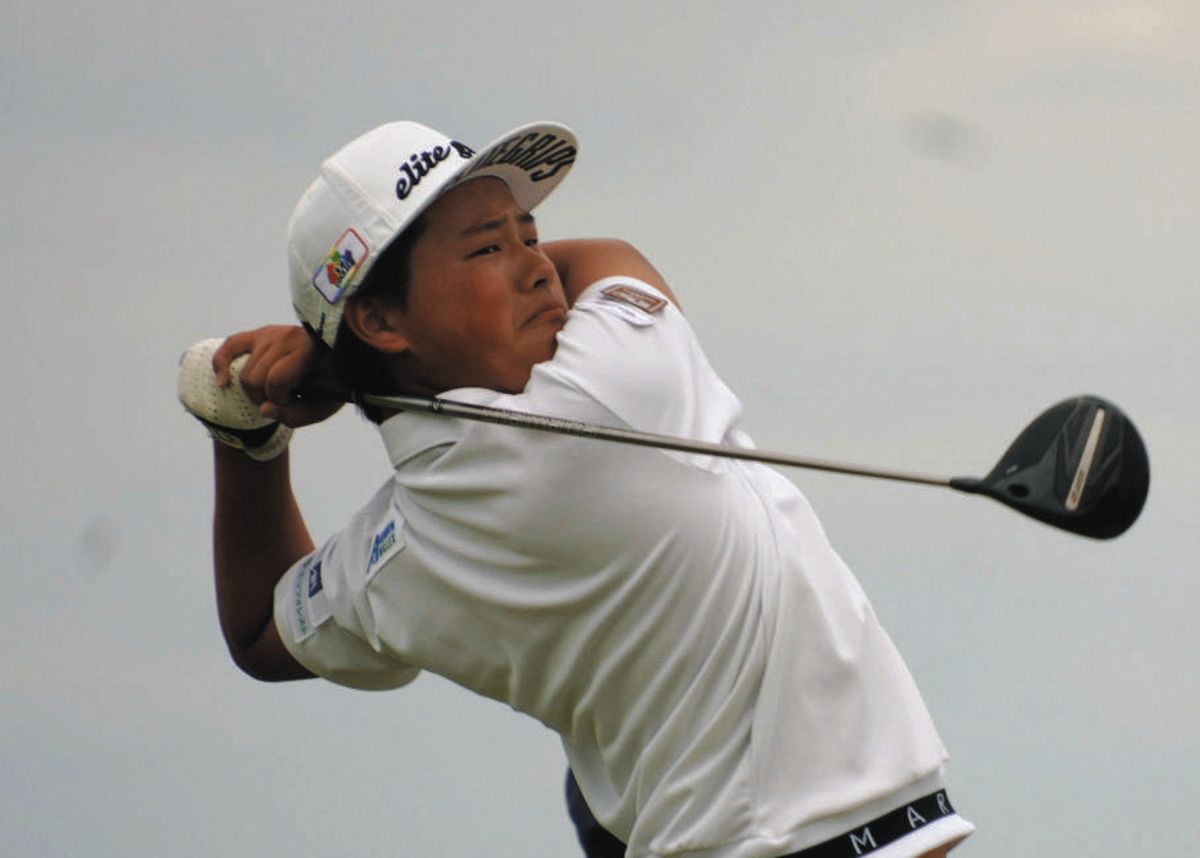 １０番でティーショットを放つ加藤金次郎