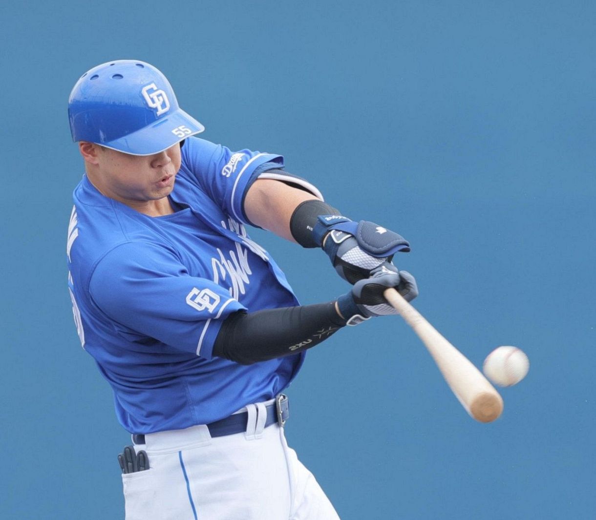 4回表、2打席連続のソロ本塁打を放つ中日・細川