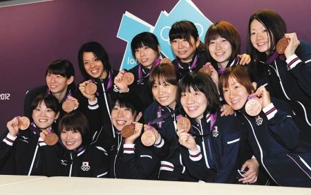 ロンドン五輪で銅メダルを手に笑顔の荒木（前列左から3人目）らバレーボールの日本代表