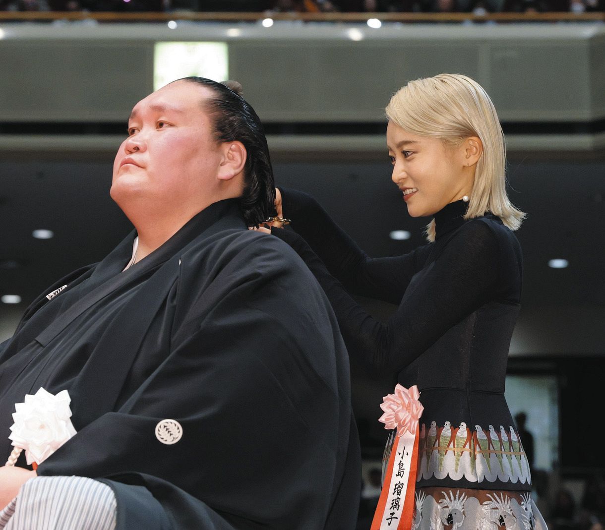 ◇小島瑠璃子ら元照ノ富士の伊勢ケ浜親方の断髪式に訪れた著名人たち