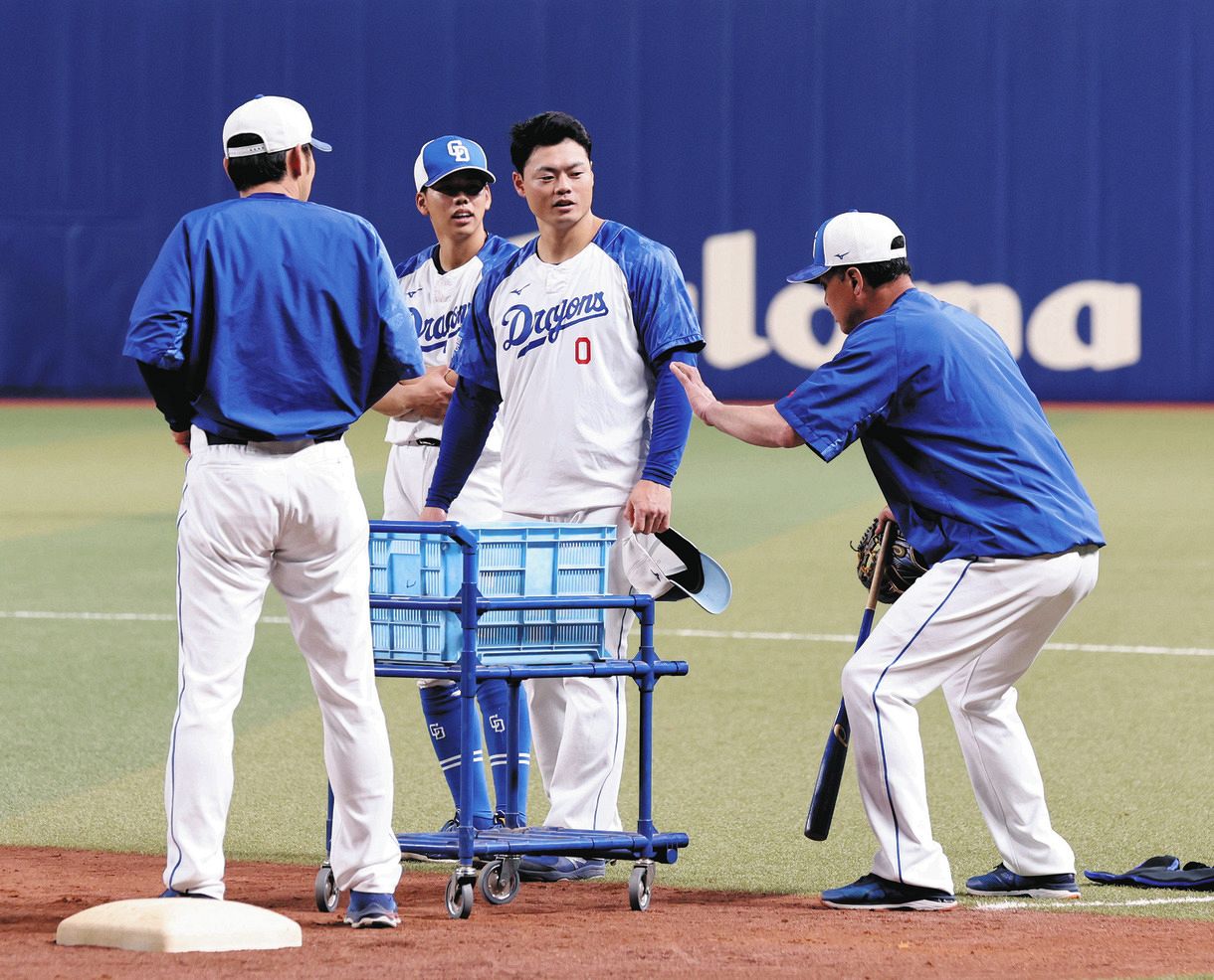 早速教え実行…中日・細川の一塁守備で“GG賞”の渡辺コーチが極意指導