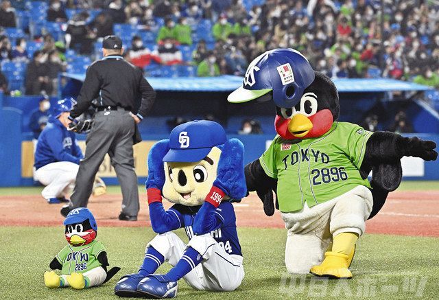 写真】空中くるりんぱをするつば九郎とドアラ：中日スポーツ・東京中日