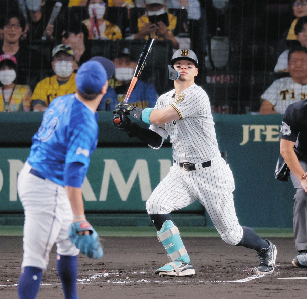 阪神・佐藤輝明、初回いきなりバックスクリーンへ会心3ランで先制 日本
