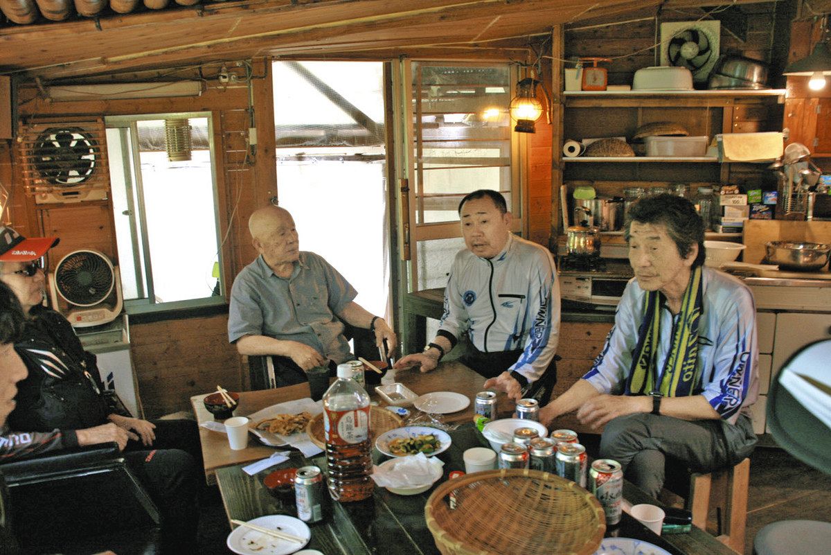 別荘で昼食後の歓談をする皆さん
