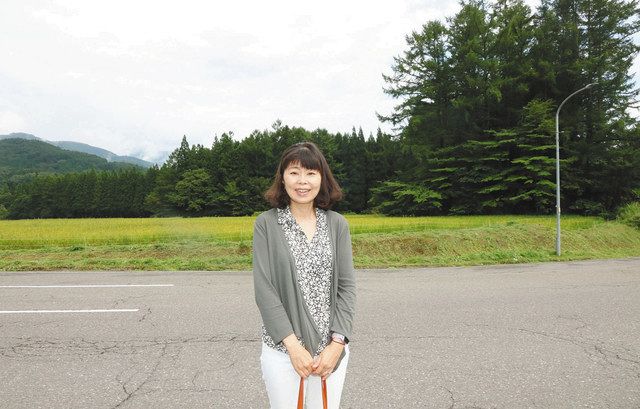 インターナショナルスクールを開校する草本さん。背後の森が学校用地＝白馬村で