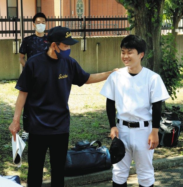 高校野球の愛知大会に出場する豊川特別支援学校の林龍之介。左は、甲子園夢プロジェクト主査の久保田浩司さん