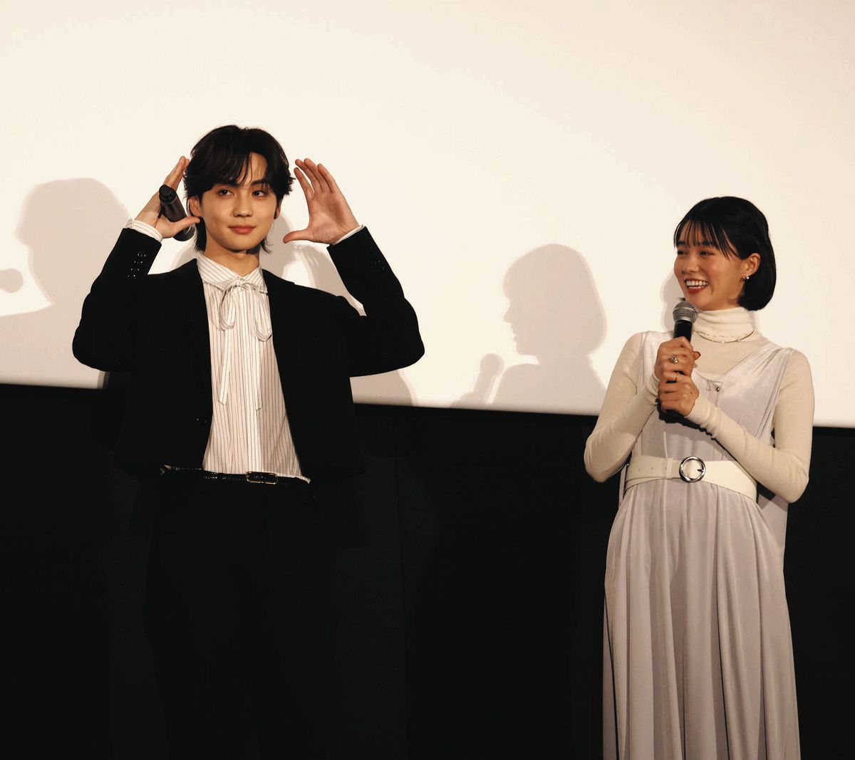 高校時代にもらったチョコケーキが「自分の顔より大きい」と説明する吉野北人（左）。右は志田彩良