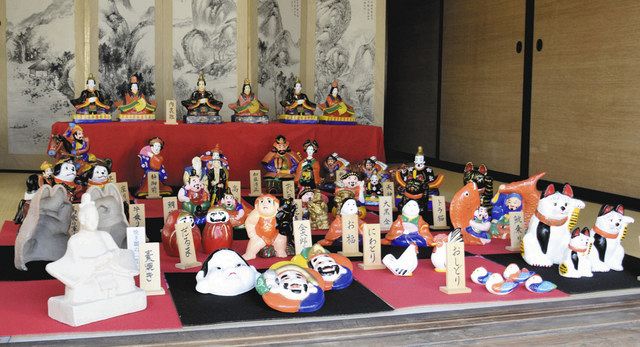 座敷に飾られている坊之谷土人形＝菊川市の黒田代官屋敷で