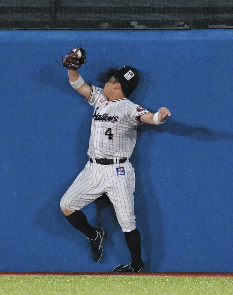 ヤクルト】丸山和郁が中飛捕球後、フェンスに激突し交代 担架で
