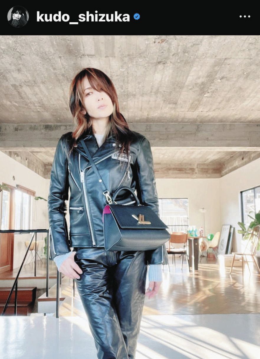 工藤静香 自宅でヴィトンからの贈り物コーデ まるでギャラリーのような壁が