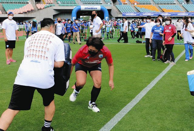 屈強なラグビー選手にタックル 袋井で静岡ブルーレヴズが感謝祭 中日新聞しずおかweb