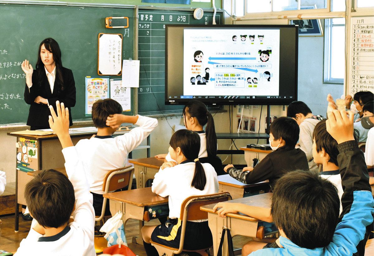 桐木弁護士の授業に積極的に参加する児童たち＝多治見市大薮町の南姫小で