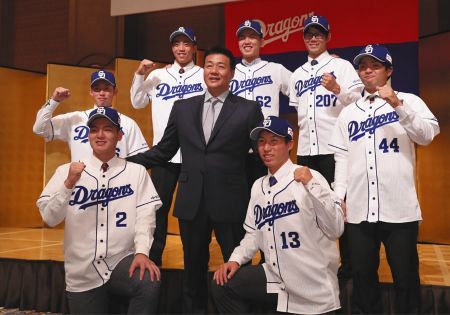 中日・石川昂弥が背番号「２」に決意新た 新入団選手会見でユニホーム